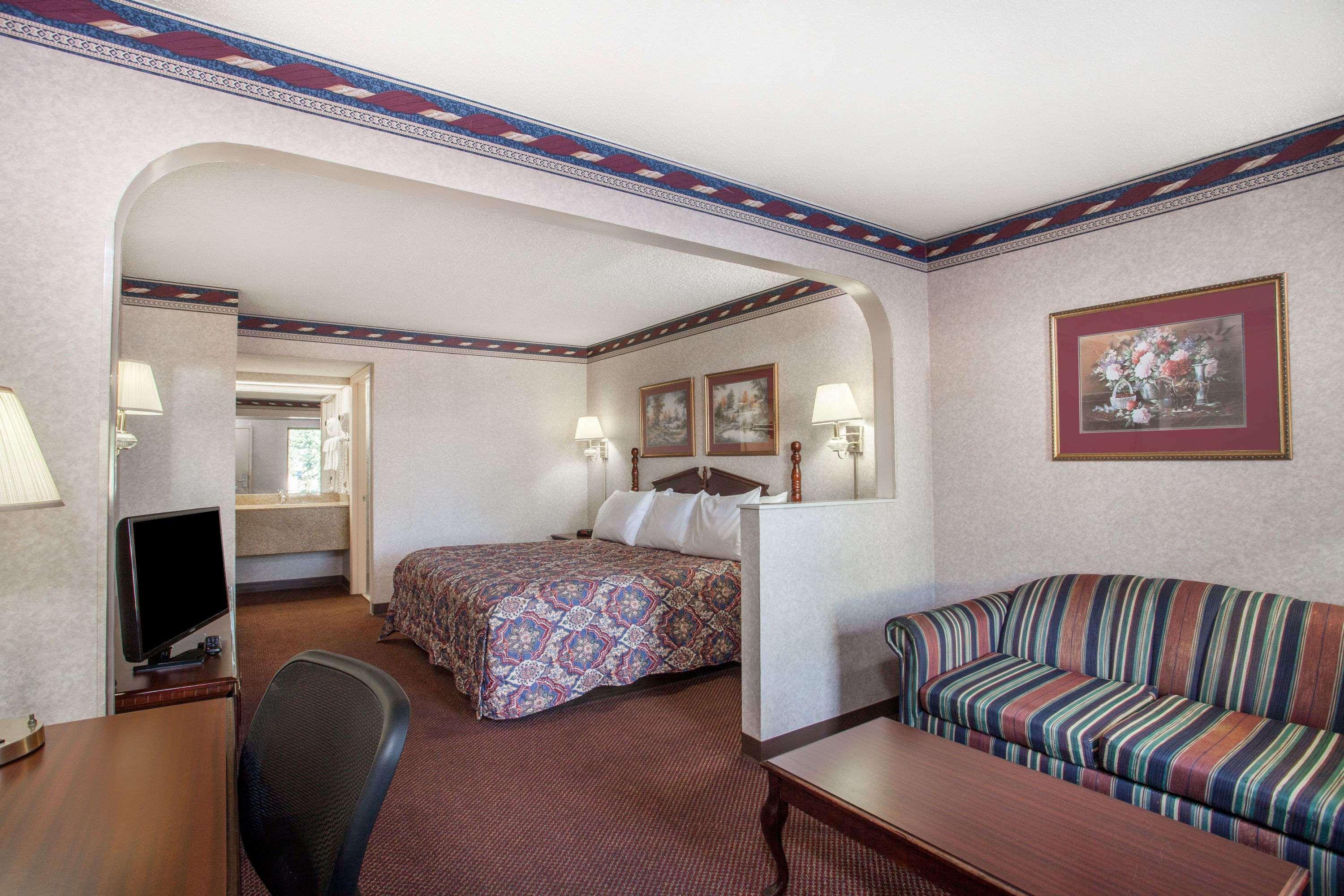 Days Inn By Wyndham Saint Pauls Room photo